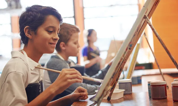 art-classes-for-kids-istock-gradyreese-1-696x416-1.jpg